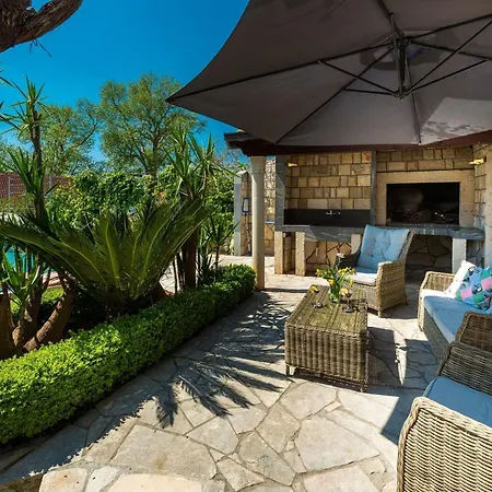 Mia -three-bedroom With Swimming Pool Trsteno