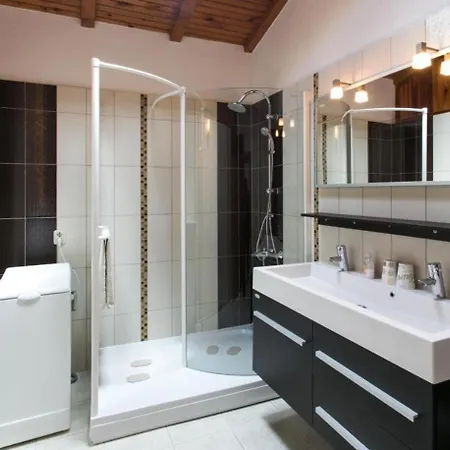 Mia -three-bedroom With Swimming Pool Apartment *