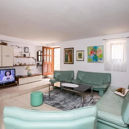 Mia -three-bedroom With Swimming Pool